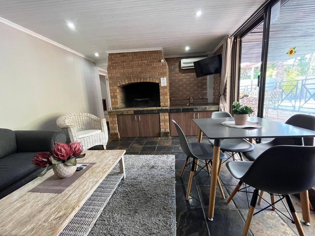 Panorama Self Catering Hotel Parow Exterior photo